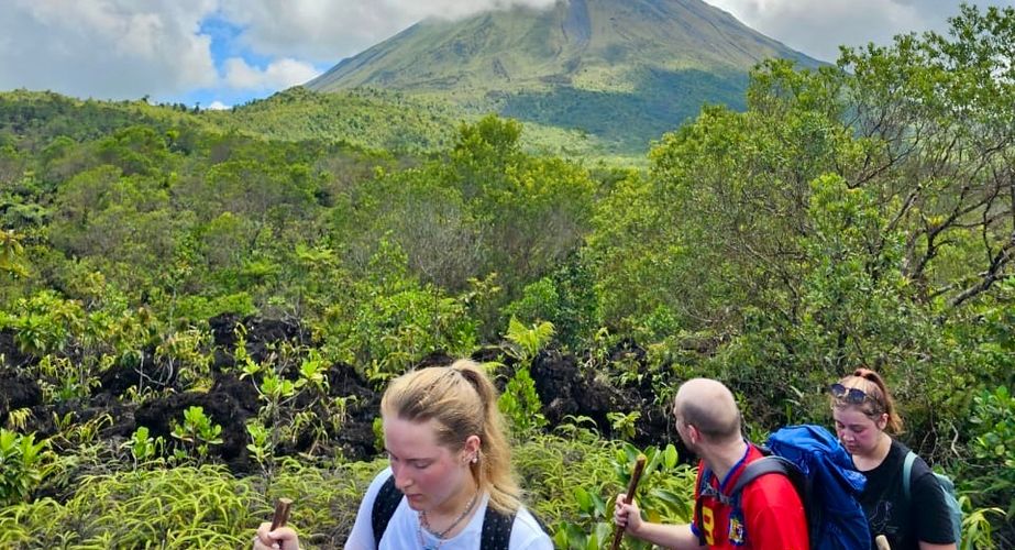Hiken langs de vulkaan